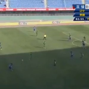  法甲赛场现奇葩进球，乌龙球改写比赛走势  