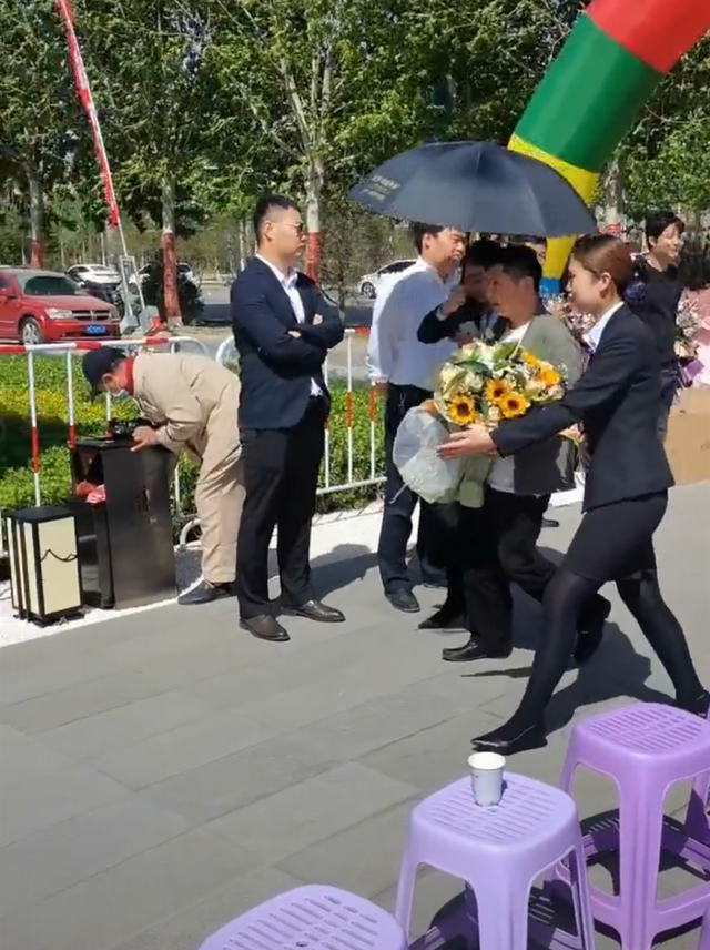  法兰克福主场灯光故障，百年球场遭遇技术尴尬  
